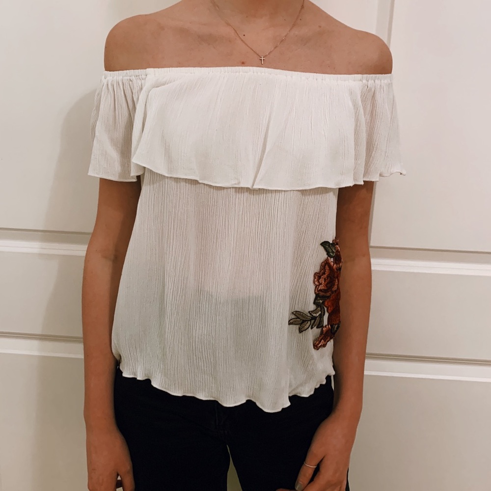 Off-the-shoulder top, size Small ☀️